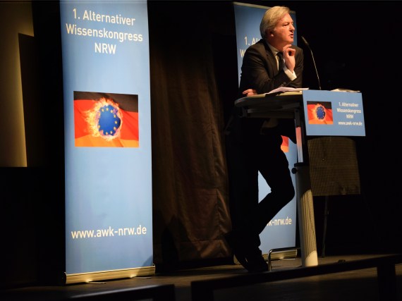 Familientreffen der Verschwörer: Jürgen Elsässer, Chefredakteur von Compact, auf dem Podium des „Alternativen Wissenskongress“